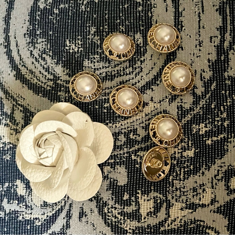 Elegant set of 6 stamped Chanel buttons